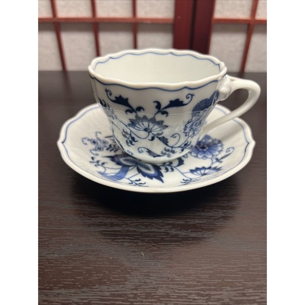 Vtg Blue Danube Japan 3 3/8” Flat Tea Cup & Saucer Porcelain Floral Onion Set